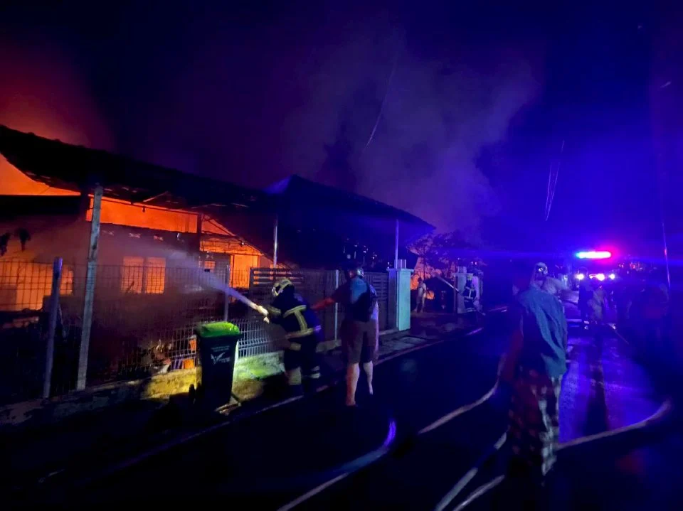 Dua rumah terbakar, seorang lelaki ditahan