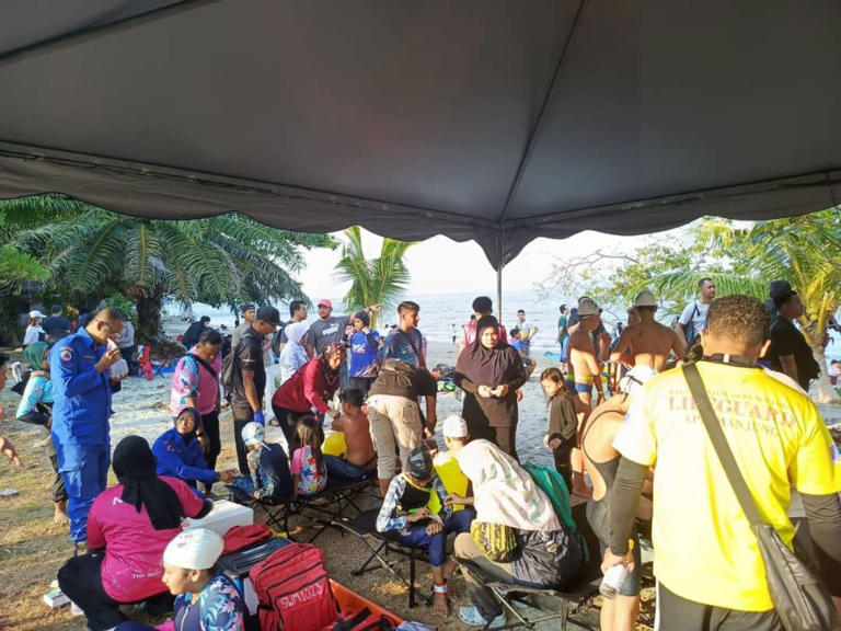 Children stung by jellyfish during open water race in Lumut