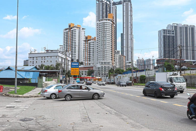 Condo folk dicing with danger at Jalan Puchong junction