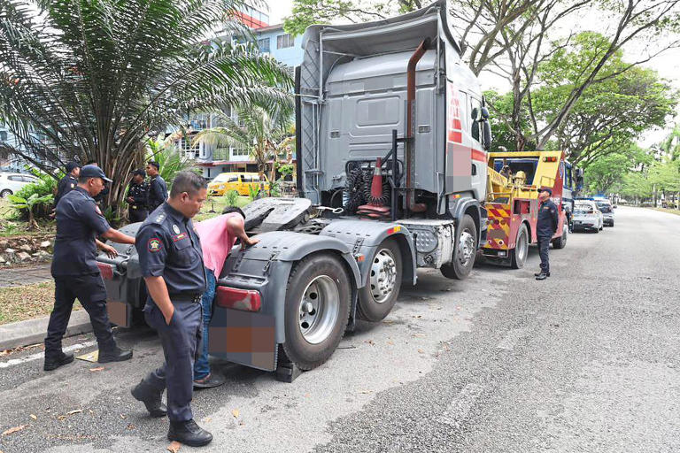 City council tows heavy vehicles parked illegally in Shah Alam