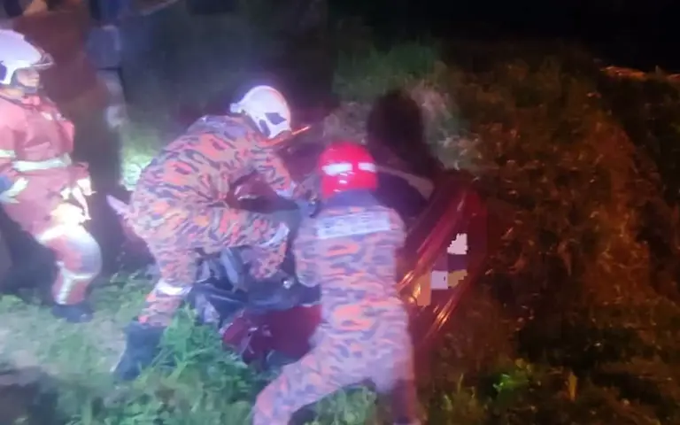 3 dead, 3 injured after car skids, falls into ditch in Banting