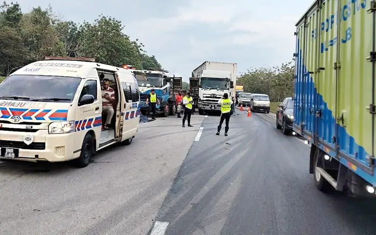 Driver killed as smoke from stalled lorry causes 12-vehicle pileup