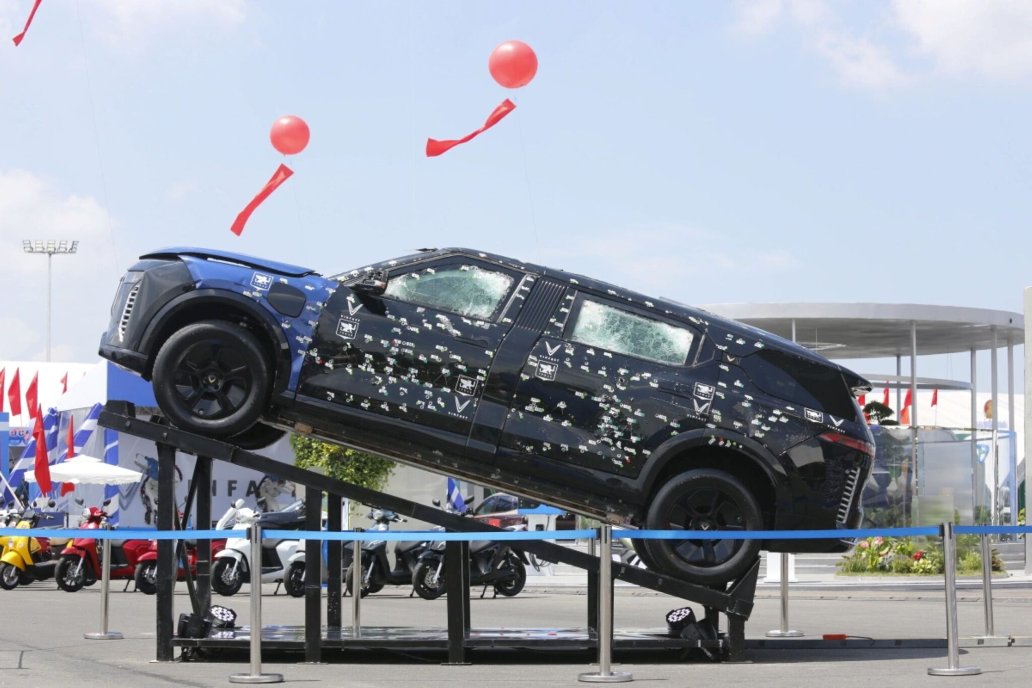 Limousin kalis 440 peluru, 11 bom tangan