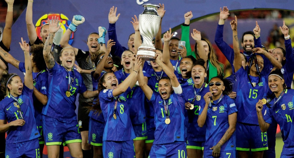 Brazil juara lagi, tewaskan Colombia menerusi penentuan penalti dramatikReuters facebook sharing buttonwhatsapp sharing buttontwitter sharing button SKUAD wanita Brazil meraikan kejayaan muncul juara Copa America. FOTO Reuters SKUAD wanita Brazil meraikan kejayaan muncul juara Copa America. FOTO Reuters Quito: Brazil mempertahankan kejuaraan Copa America Wanita dengan penuh dramatik selepas menewaskan Colombia 5-4 menerusi penentuan sepakan penalti dalam aksi final yang berakhir 4-4 selepas masa tambahan, awal pagi tadi. Kejayaan itu menyaksikan Brazil merangkul gelaran kesembilan kejohanan berprestij benua Amerika Selatan itu. Colombia terlebih dahulu mengejutkan lawan menerusi jaringan Linda Caicedo pada minit ke-25, namun Brazil kembali menyamakan kedudukan menerusi sepakan penalti Angelina sebelum tamat separuh masa pertama. Tarciane menjaringkan gol sendiri pada minit ke-69 sekali lagi meletakkan Colombia di depan, namun Amanda Gutierres menyamakan kedudukan buat Brazil pada minit ke-80. Disyorkan Azeez bawa misi besar di Kedah 'Saya kesal dituduh perogol' - Asyraf 'Siapa lebih jantan' JDT beri amaran kepada pasukan Liga Super, belasah Hougang United 12-0 'Liga Super 2025/2026 dijangka suram akibat kehilangan ratusan ribu penyokong' Mayra Ramirez kemudian seperti mahu memastikan kejuaraan milik Colombia apabila meledak gol ketiga pasukannya dua minit sebelum tamat permainan. ADVERTISEMENT Tech stock video 3 5Feb25Tech stock video 3 5Feb25 Namun, bintang veteran Brazil, Marta muncul wira apabila menjaringkan gol penyamaan dalam masa kecederaan dan kemudian menambah satu lagi jaringan pada masa tambahan. Leicy Santos memastikan saingan berlanjutan ke penentuan penalti apabila menyamakan kedudukan 4-4 menerusi sepakan percuma menakjubkan. Dalam penentuan penalti, penjaga gol Brazil, Lorena menjadi wira apabila menyelamatkan sepakan pemain Colombia, Carabali untuk memastikan kemenangan milik skuad Samba. Kejayaan ini bukan saja mengukuhkan dominasi Brazil dalam bola sepak wanita Amerika Selatan, tetapi turut menjadi detik penuh emosional buat Marta yang dijangka bersara daripada pentas antarabangsa tidak lama lagi. 