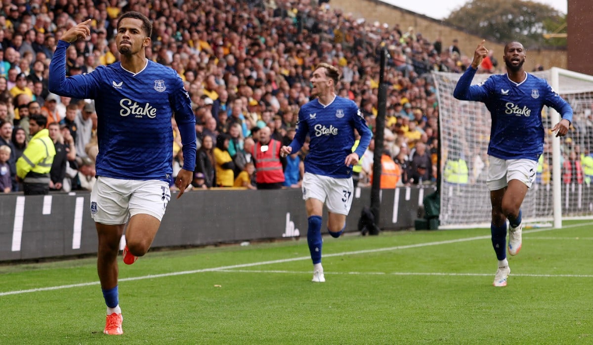 NDIAYE (kiri) meraikan jaringan kedua Everton yang diseMpurnakannya. FOTO Reuters