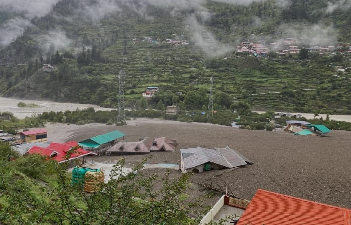 KAMPUNG Dharali di negeri Uttarakhand dilanda kemusnahan teruk selepas hujan sangat lebat mencetuskan banjir kilat hari ini. - AGENSI