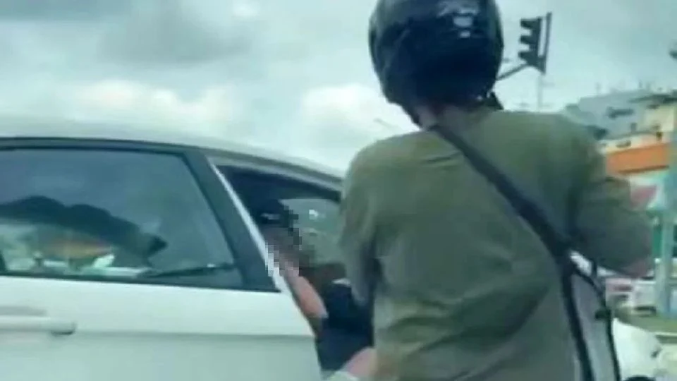 Pemandu wanita langgar tiga penunggang motosikal, serang dengan pisau ditahan