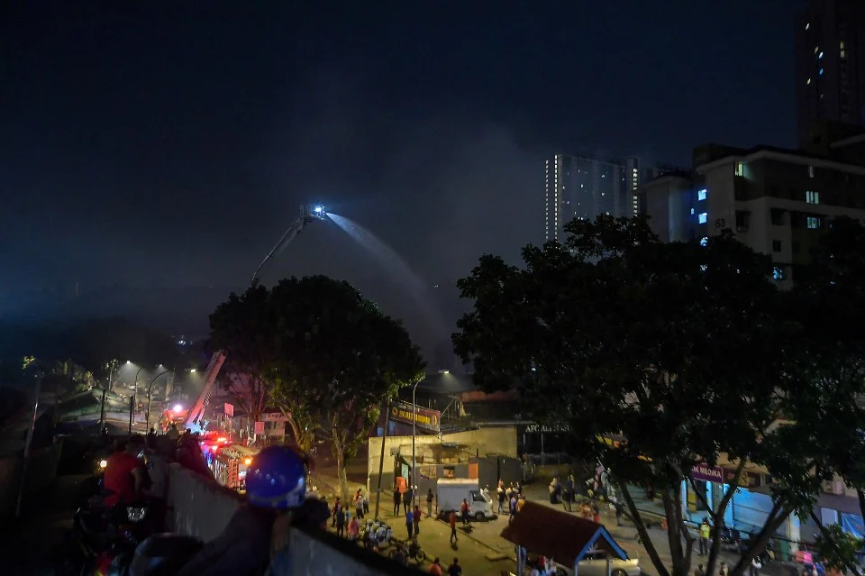 14 rumah setinggan, 4 kedai di Pantai Dalam musnah dalam kebakaran