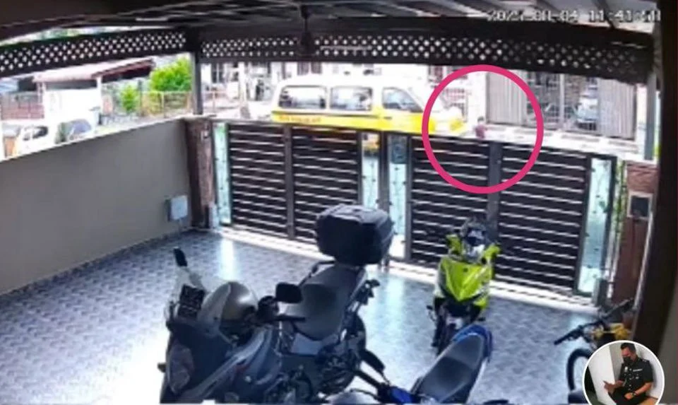 Gambar tangkap layar kamera litar tertutup (CCTV) menunjukkan kanak-kanak berusia enam tahun (dalam bulatan) yang cedera di beberapa bahagian badan selepas dilanggar van sekolah.