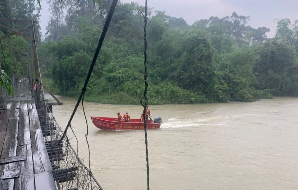 Wanita dilaporkan hilang dikhuatiri lemas, kereta ditemui atas jambatan