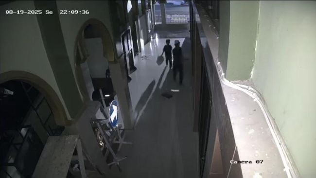 Tangkap layar menunjukkan si bapa mangajak anaknya untuk mencuri tabung masjid. - Istimewa