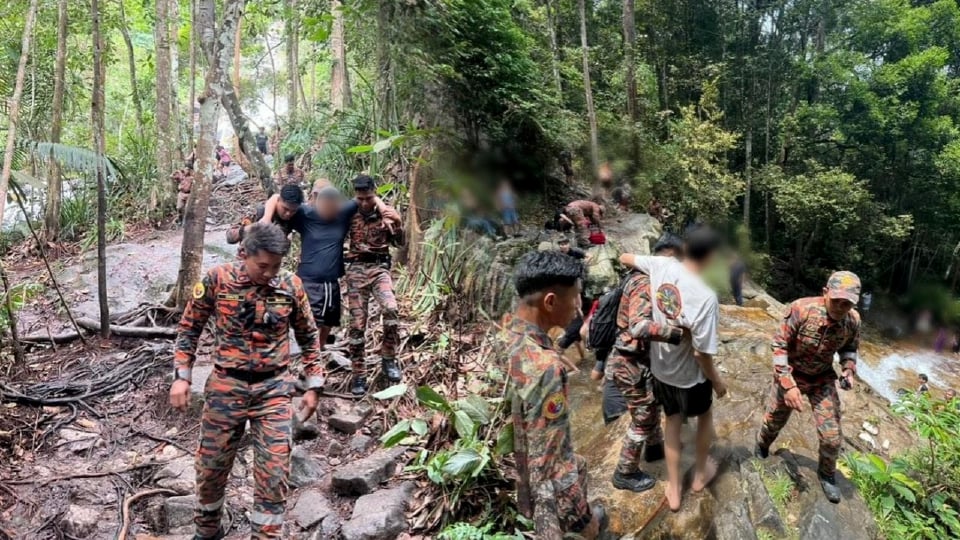 Bomba selamatkan dua lelaki cedera di air terjun Taman Eco Rimba