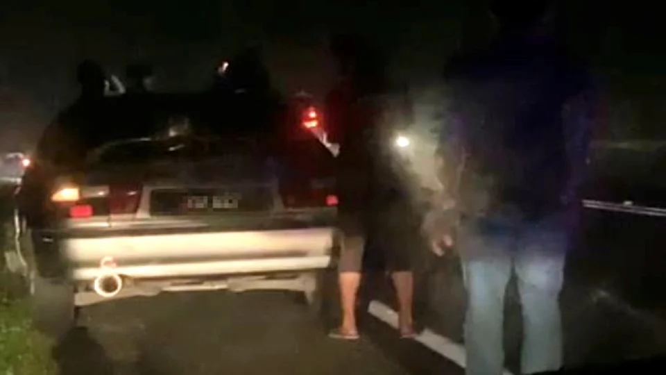 Dua maut dirempuh ketika van kehabisan minyak berhenti di tepi jalan
