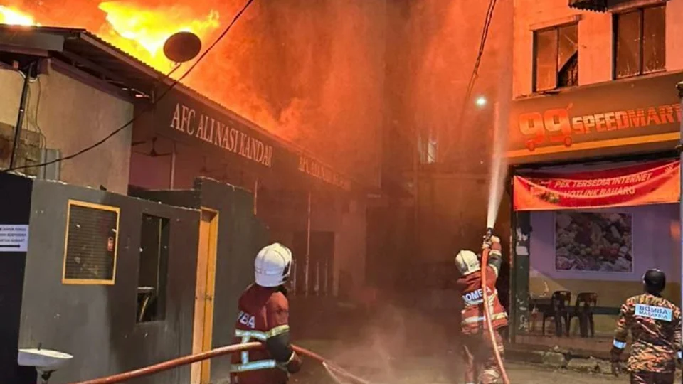 14 rumah setinggan, 4 kedai di Pantai Dalam musnah dalam kebakaran