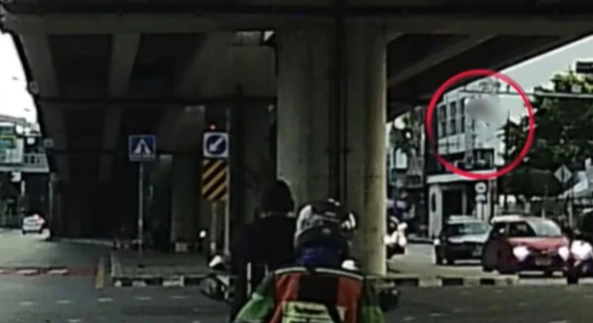 Penunggang motosikal terlelap, pembonceng tercampak dari jejantas