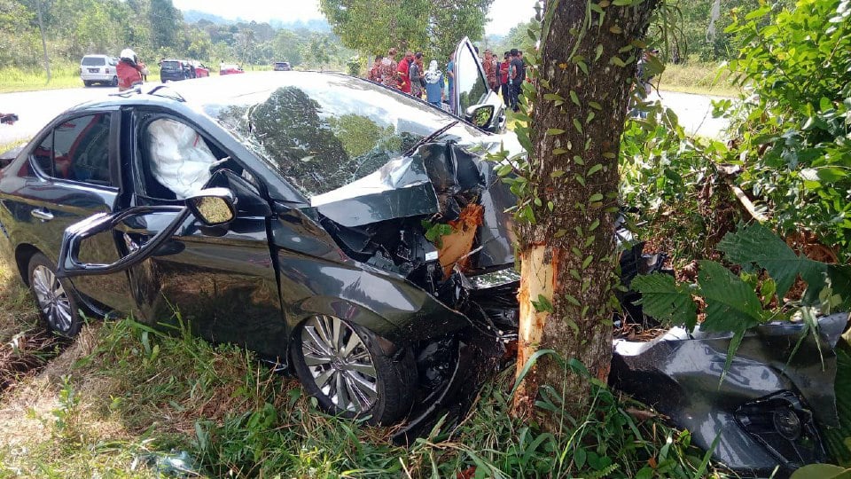 Kereta langgar pokok, suami isteri parah, anak kembar cedera