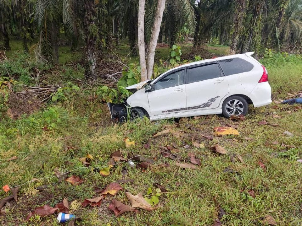 Suami isteri maut, kereta langgar pokok