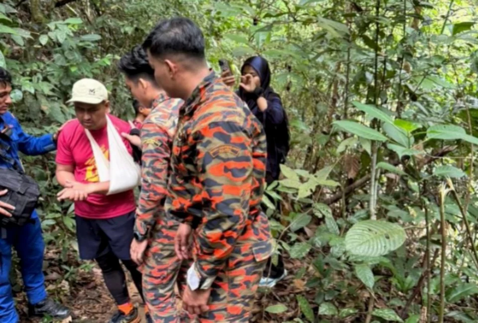2 jam bawa turun pendaki cedera di Lata Medang