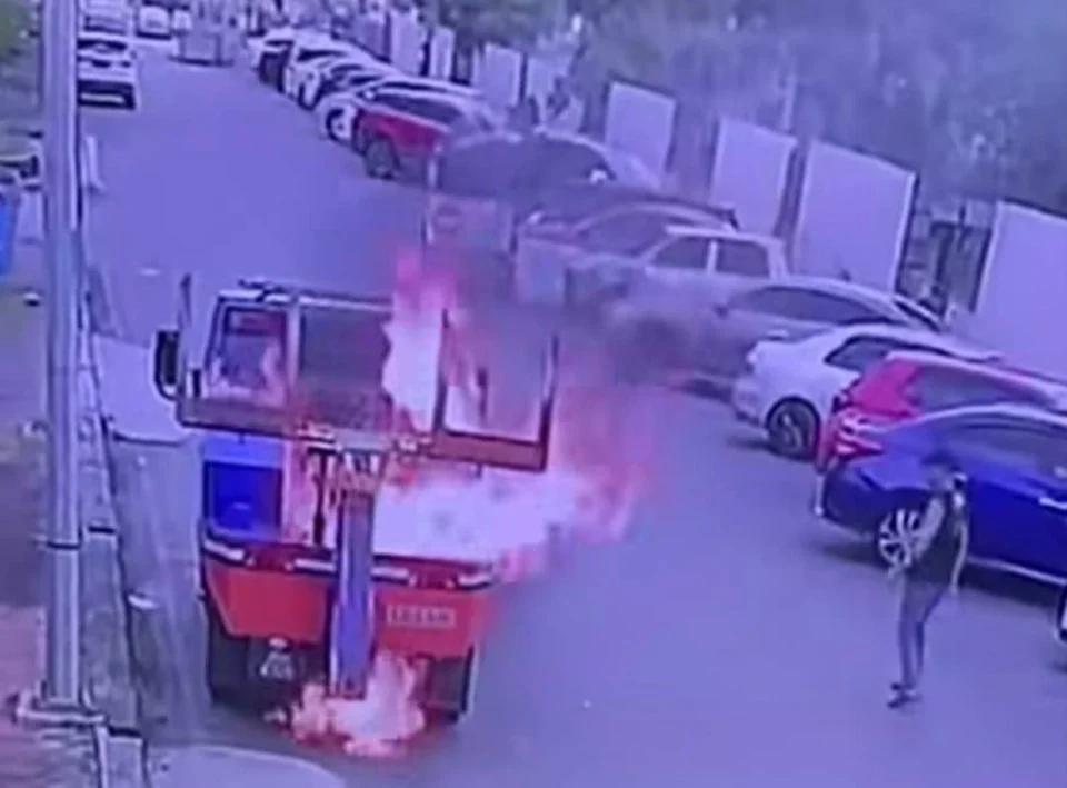 Seorang lelaki ditahan polis selepas bertindak membakar sebuah lori tunda milik MBJB di dalam depoh simpanan kenderaan di Johor Bahru Waterfront, di sini, kelmarin. - Foto tular