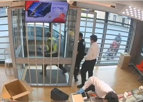 4 lelaki menyamar polis rompak kedai emas