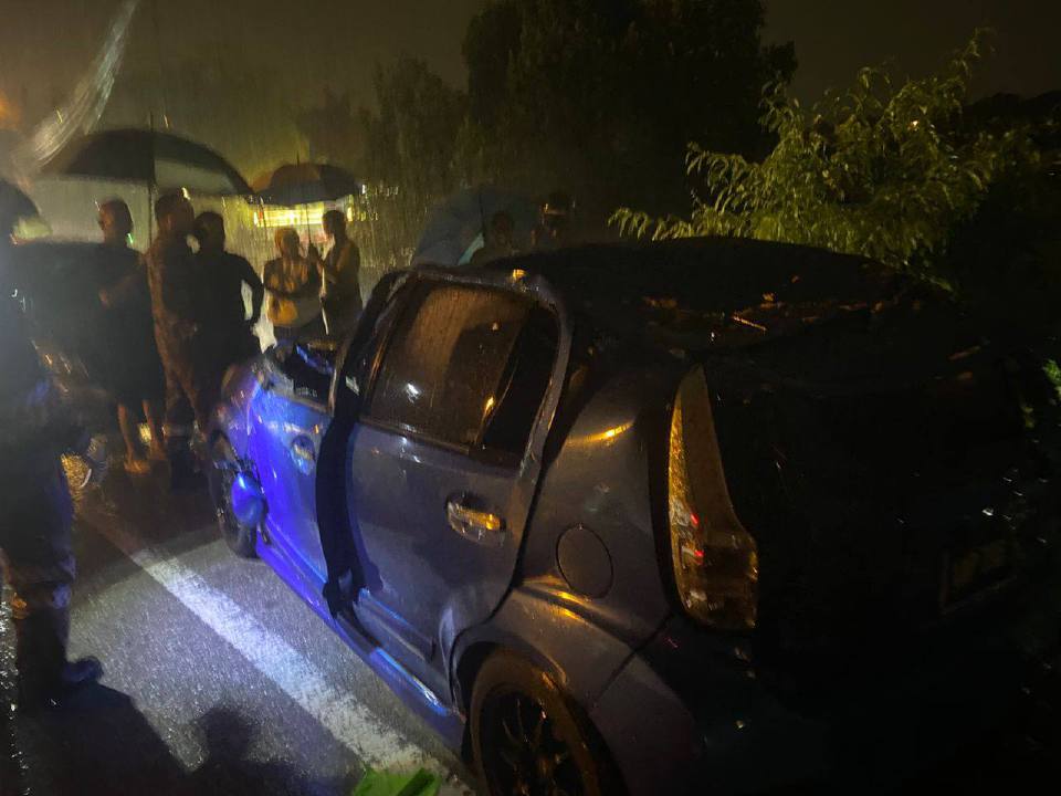 Dua beranak selamat, pokok tumbang hempap kereta