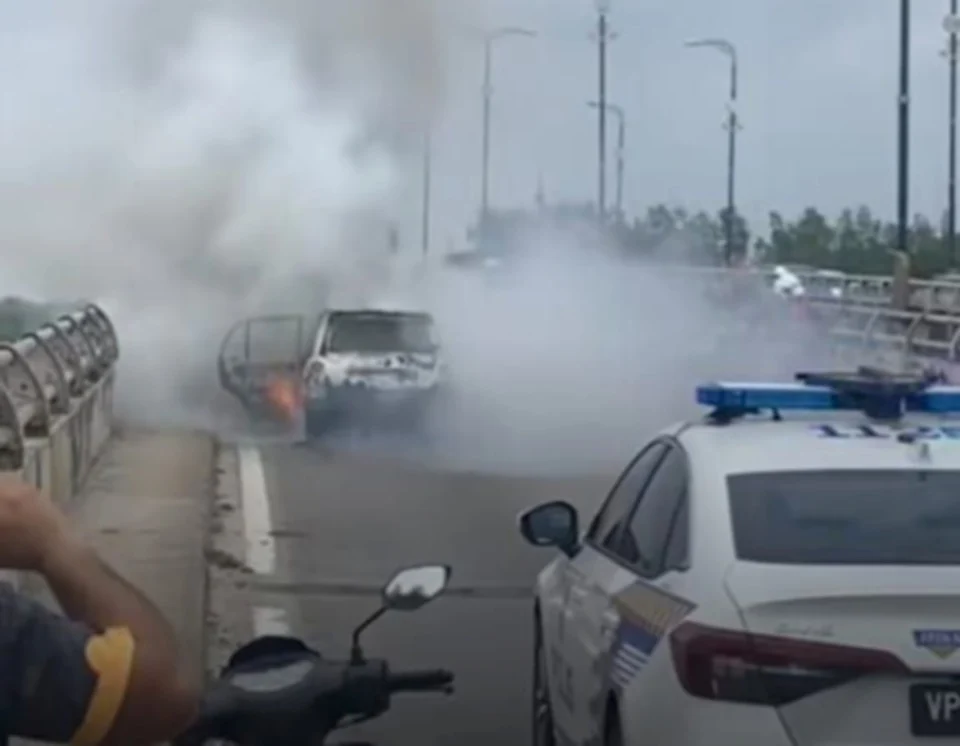 Pemilik selamat, kereta terbakar hampir 90 peratus