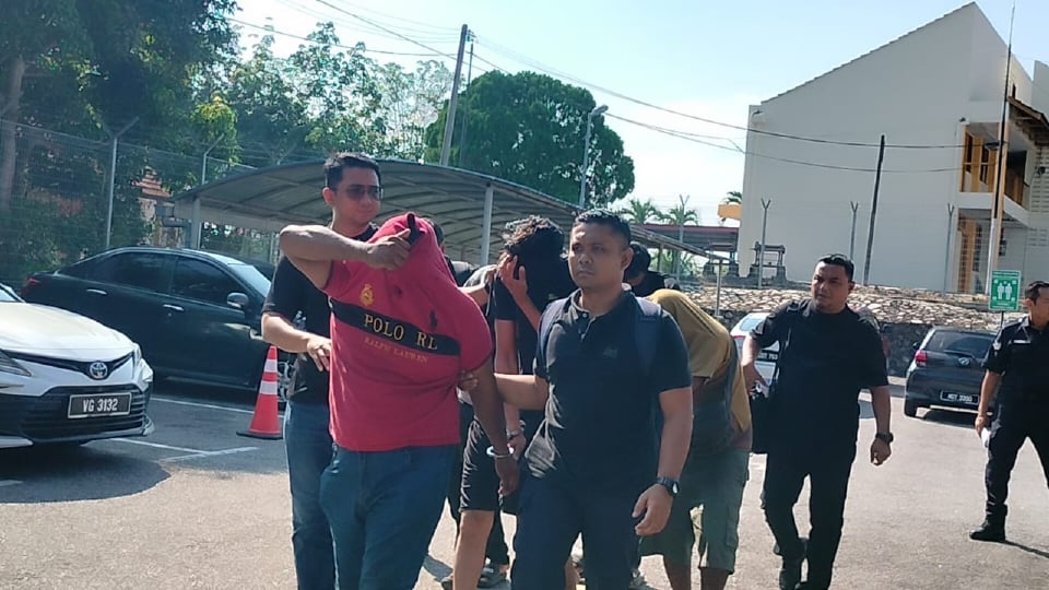 3 individu didakwa bunuh penganggur