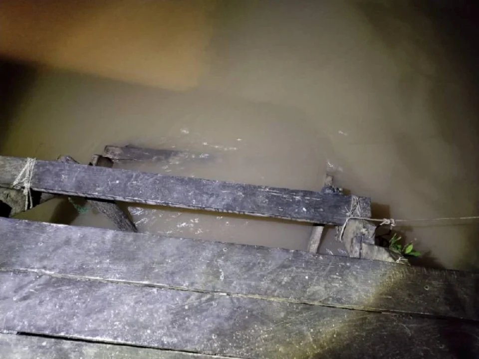 Hanya ada selipar dan tuala, warga emas dikhuatiri disambar buaya ketika mandi sungai