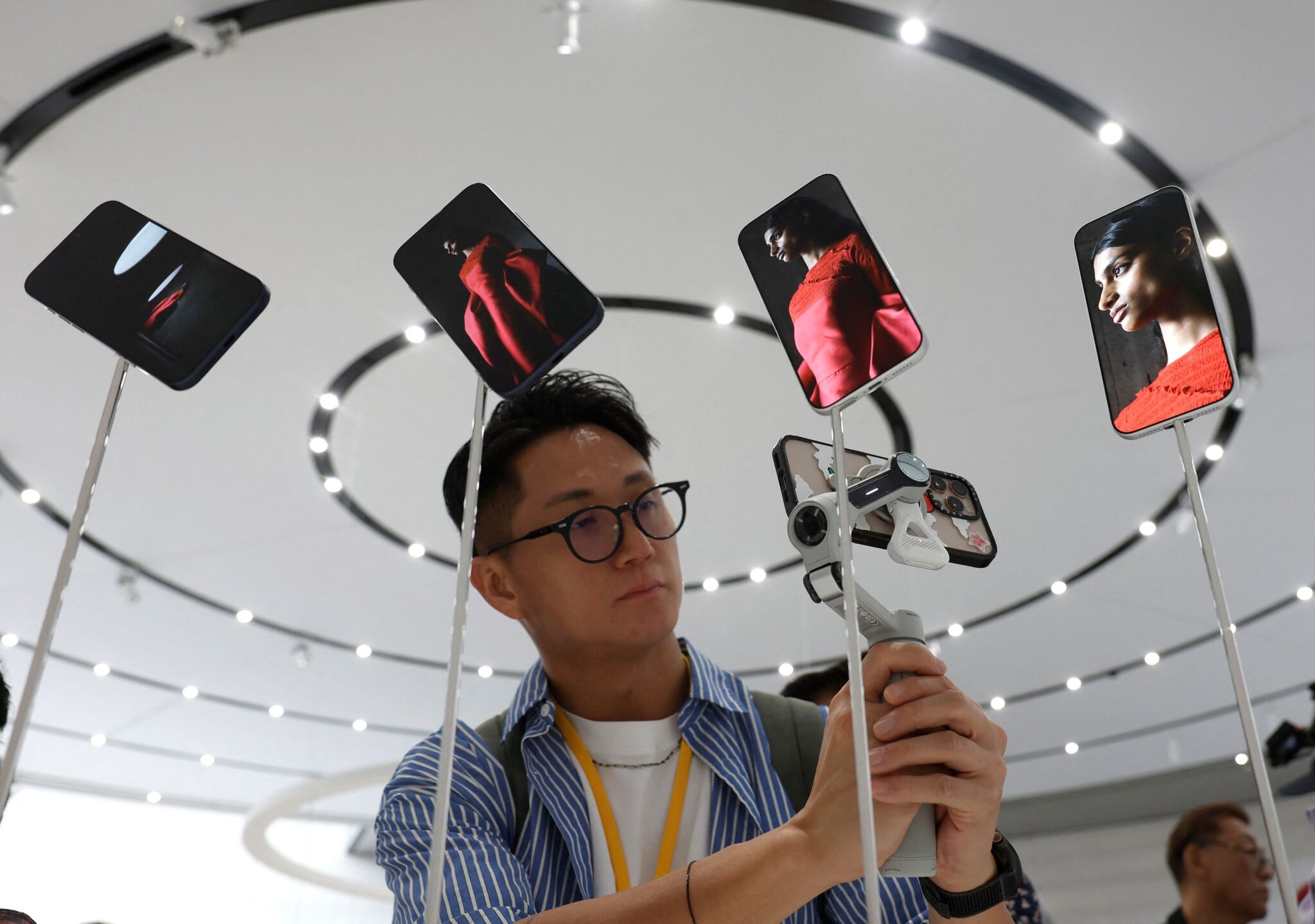 Bos beri hadiah iPhone 17 kepada semua pekerja