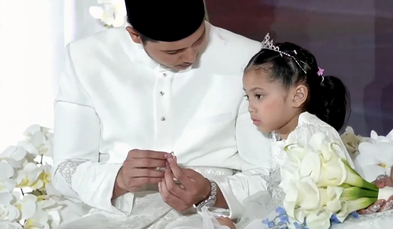 “Fatima Menemani Ayahnya Sarung Cincin”