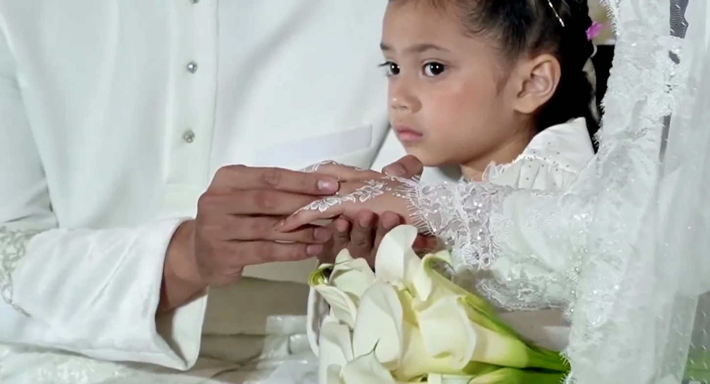 “Fatima Menemani Ayahnya Sarung Cincin”