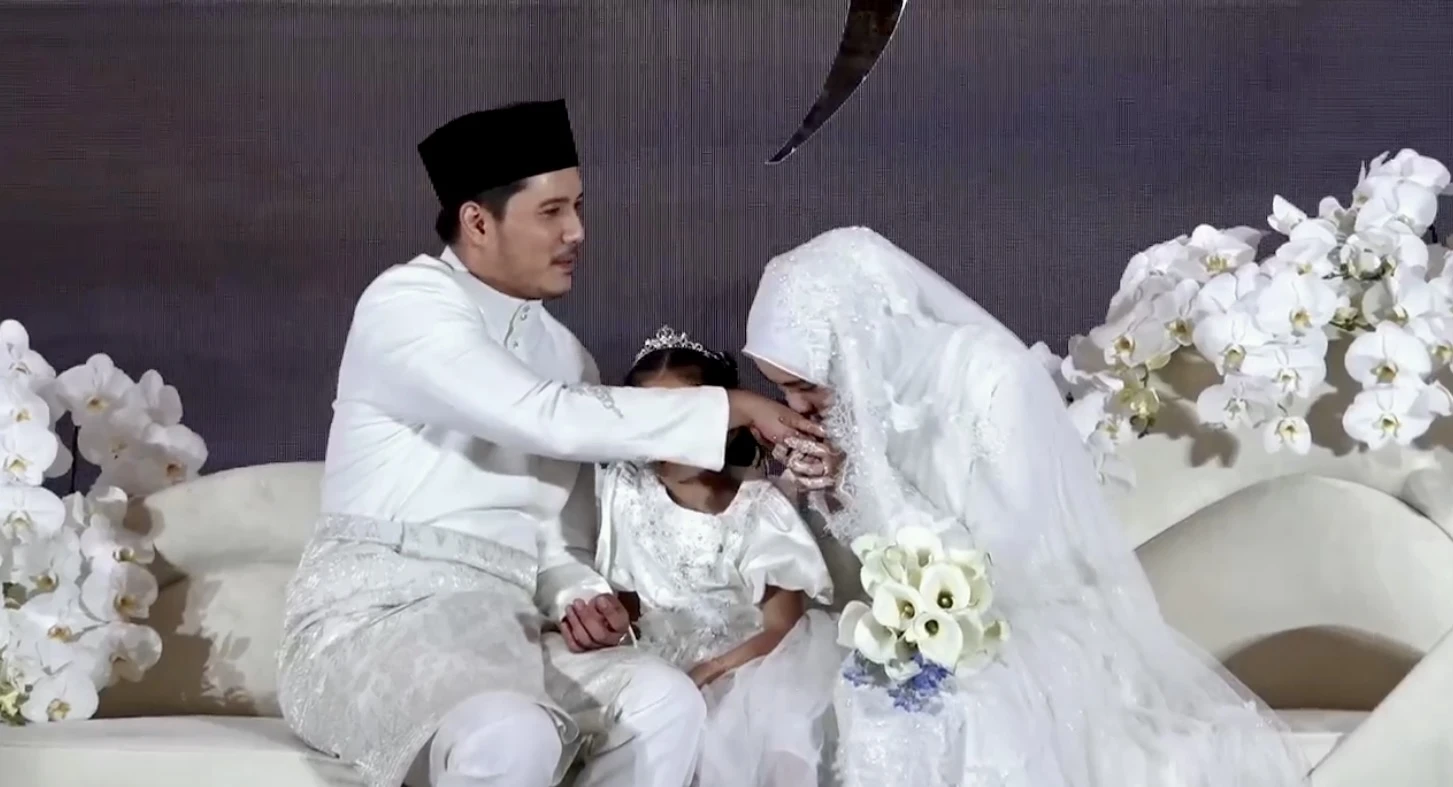 “Fatima Menemani Ayahnya Sarung Cincin”