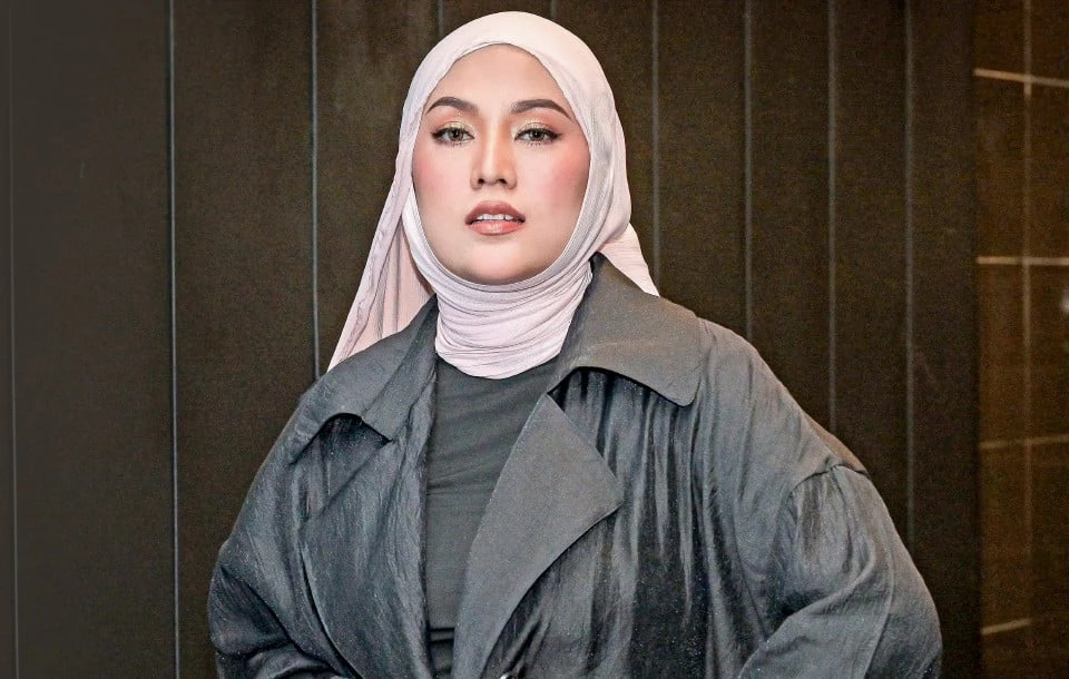 Aksi Shila Amzah Menunggang Motorsikal Elektrik [VIDEO]