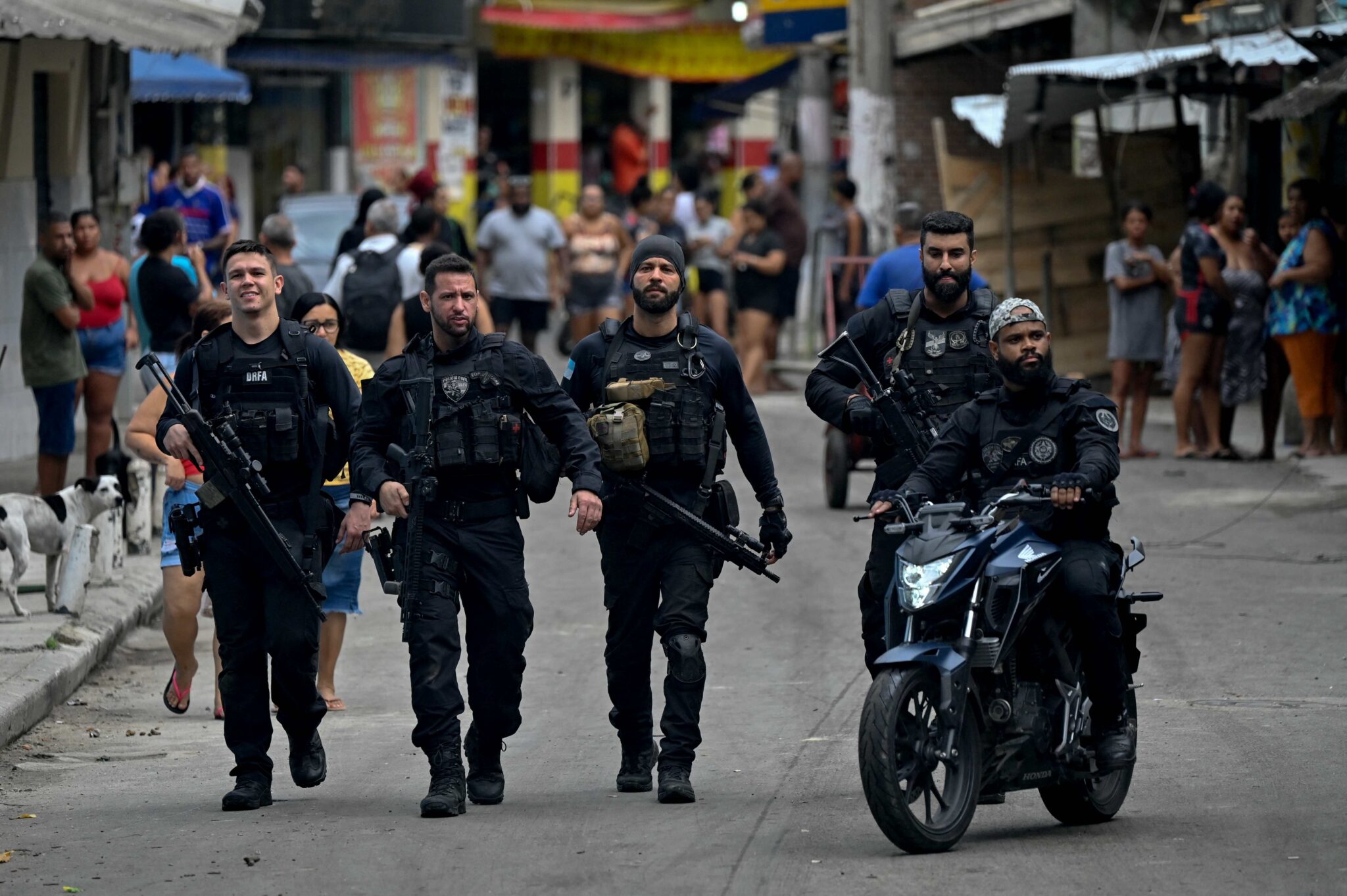 POLIS meronda di Favela Cidada Alta, Rio de Janeiro pada 10 Jun lalu. – AFP