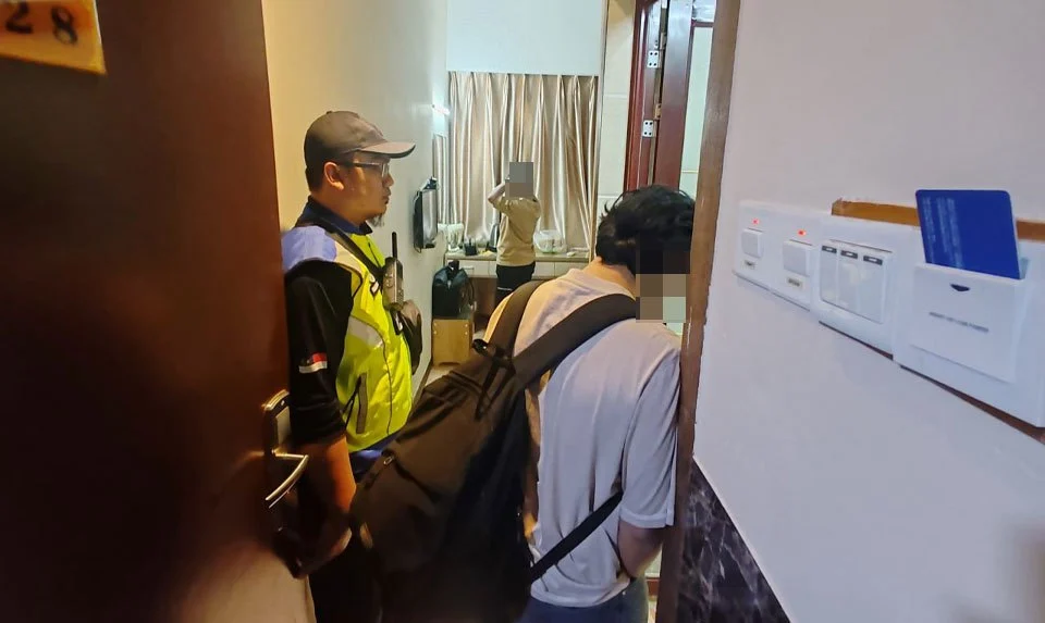 Duda warga emas bersama janda ditahan di bilik hotel