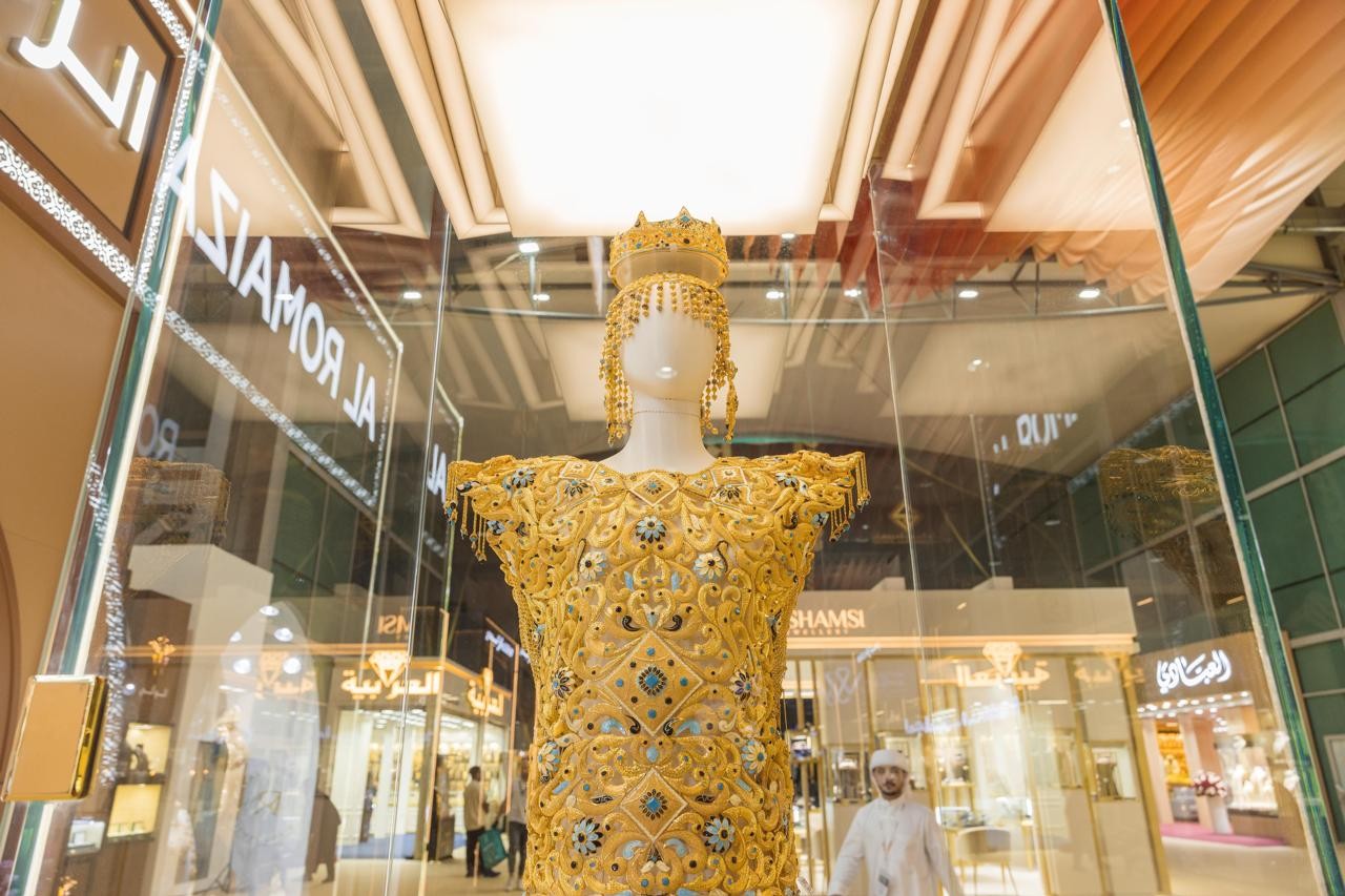 Dres mewah diperbuat daripada emas