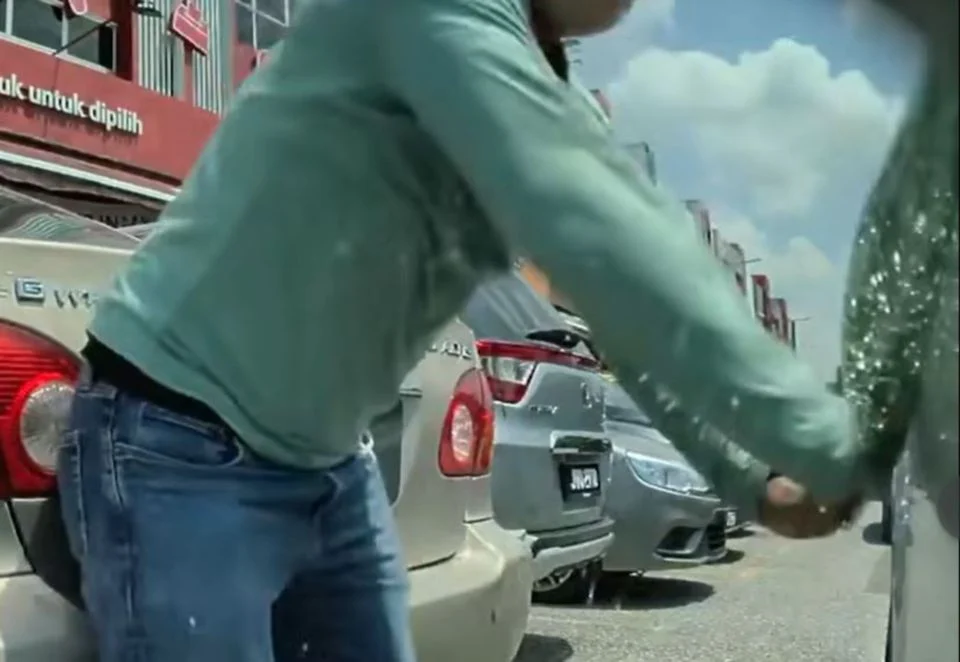 Tular: Lelaki pakai pelitup muka pecah cermin kereta, larikan beg berisi RM100,000