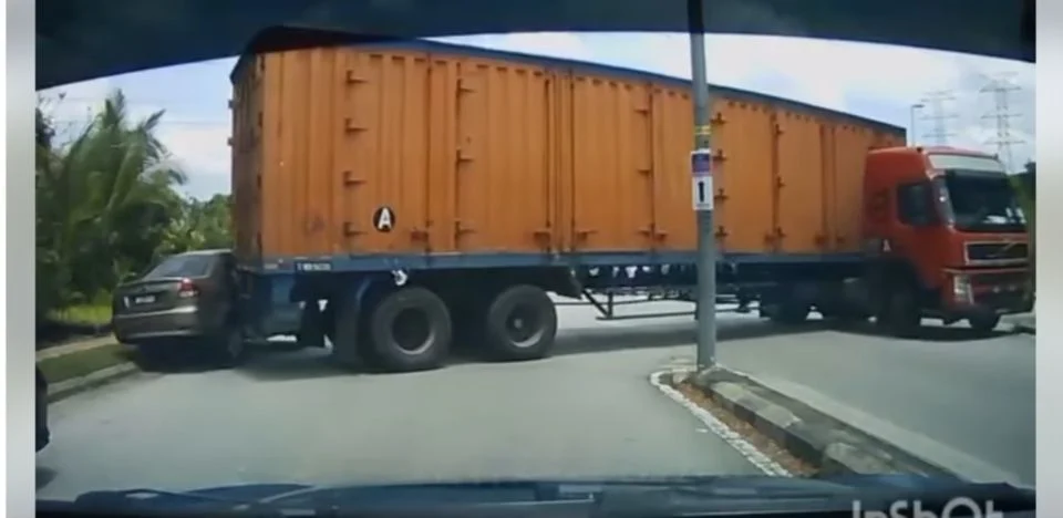 Pemandu treler buat pusingan-U haram, langgar kereta diparkir di bahu jalan