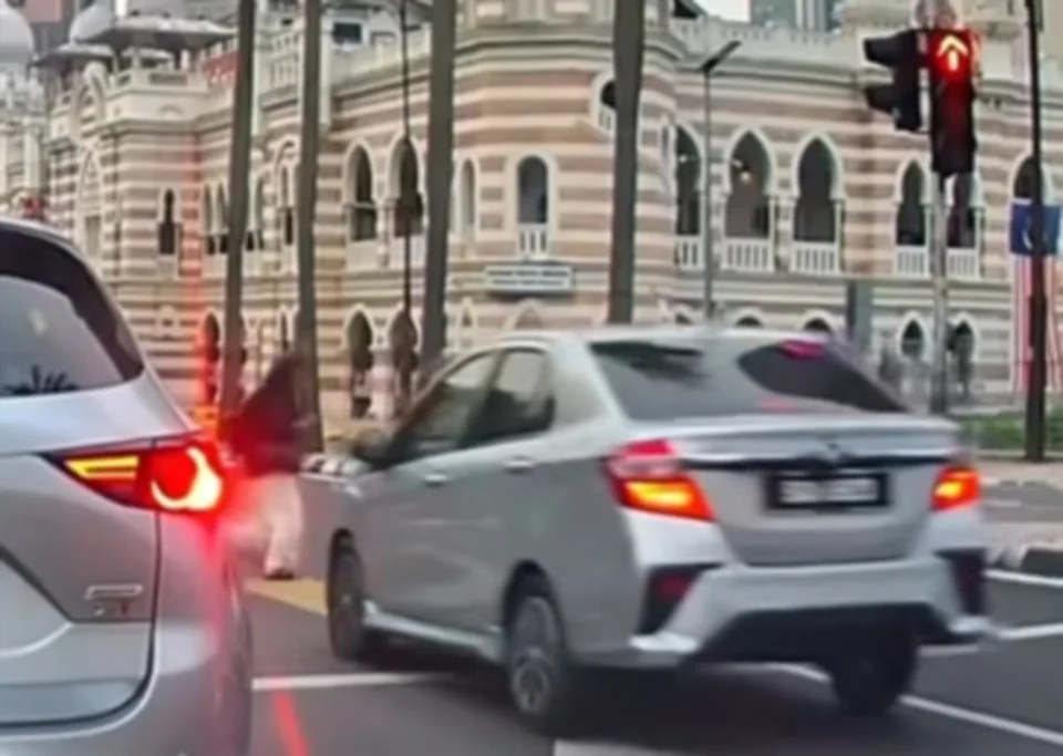 Pemandu e-hailing ditahan langgar lampu merah, nyaris langgar pejalan kaki dalam video tular