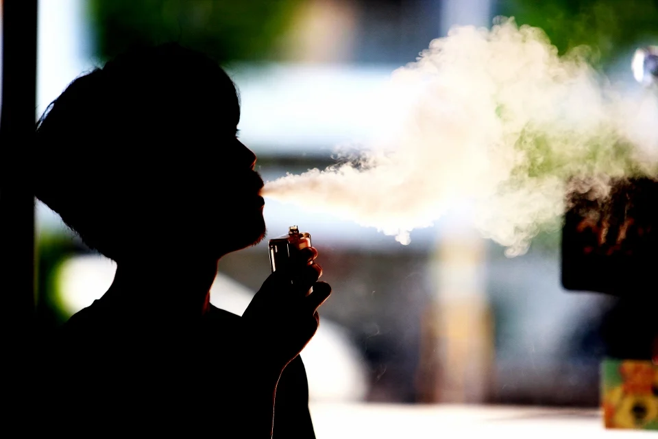 Singapura rampas 64,000 vape, peranti diseludup dari Malaysia, tahan 12 individu