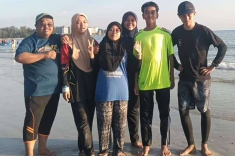What began as a mild fever turned into a terrifying ordeal for a father when his 19-year-old daughter suddenly experienced hand spasms that looked like a stroke.Ahmad Syakir Mohamad Sazili, 47, recalled how his daughter, Hani Mastura, began experiencing severe joint pain and muscle cramps just hours after developing a fever, two days after returning to the International Islamic University Malaysia campus in Gombak.
“At first, Hani didn’t even have a fever. But after two days, she told me she was unwell and wanted to go to the clinic.