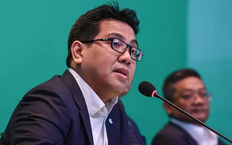 Petronas CEO says sorry for taking part in F1 champagne shower