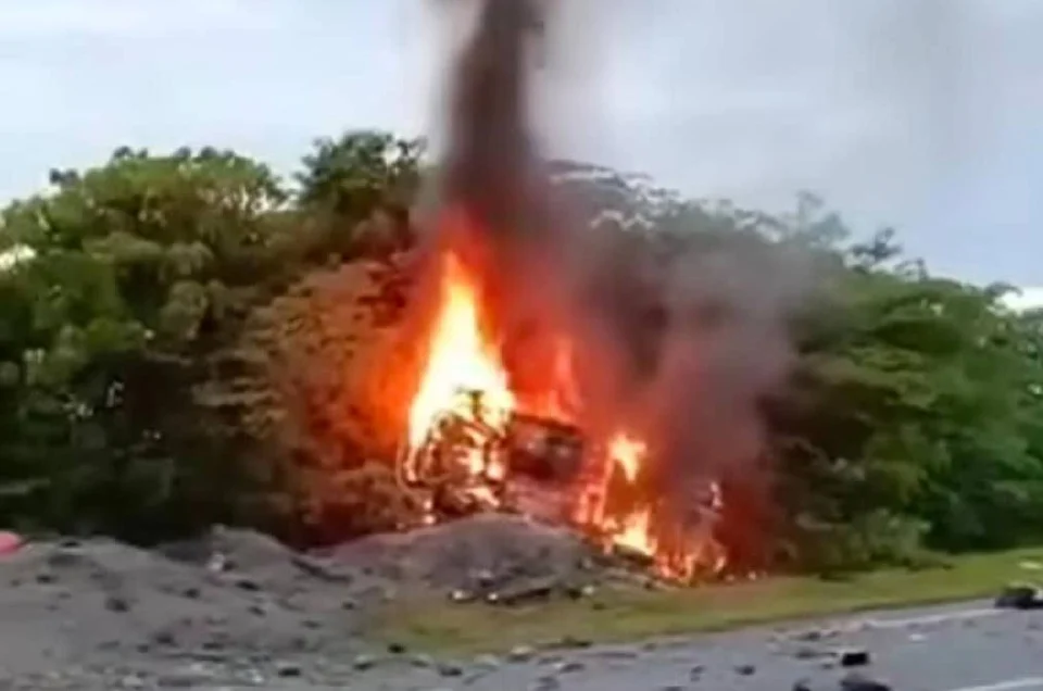 2 rentung, kereta terbakar dalam kemalangan