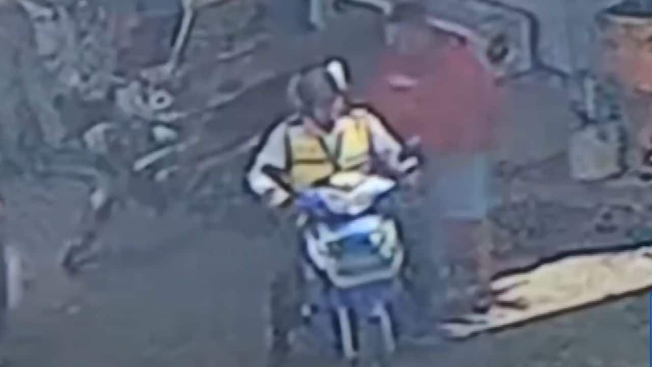 Wanita raba penunggang teksi motosikal sebelum kebas duit