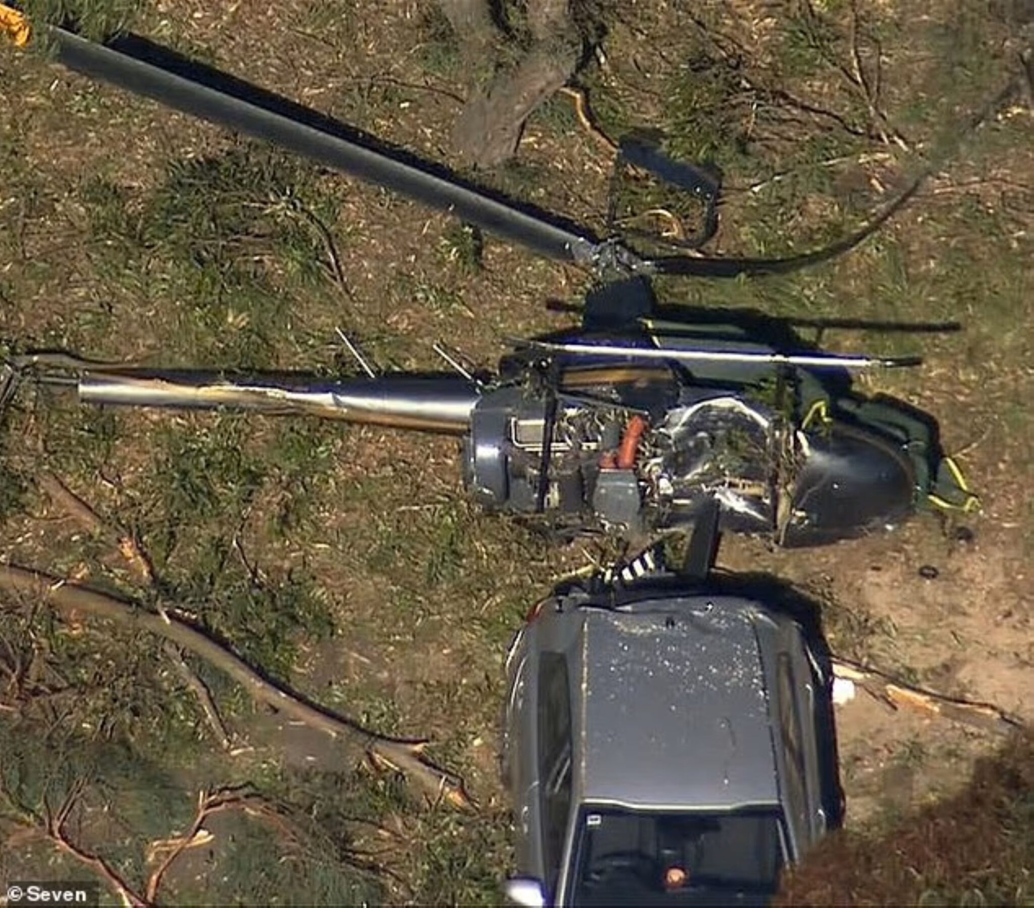 Helikopter terhempas atas kereta