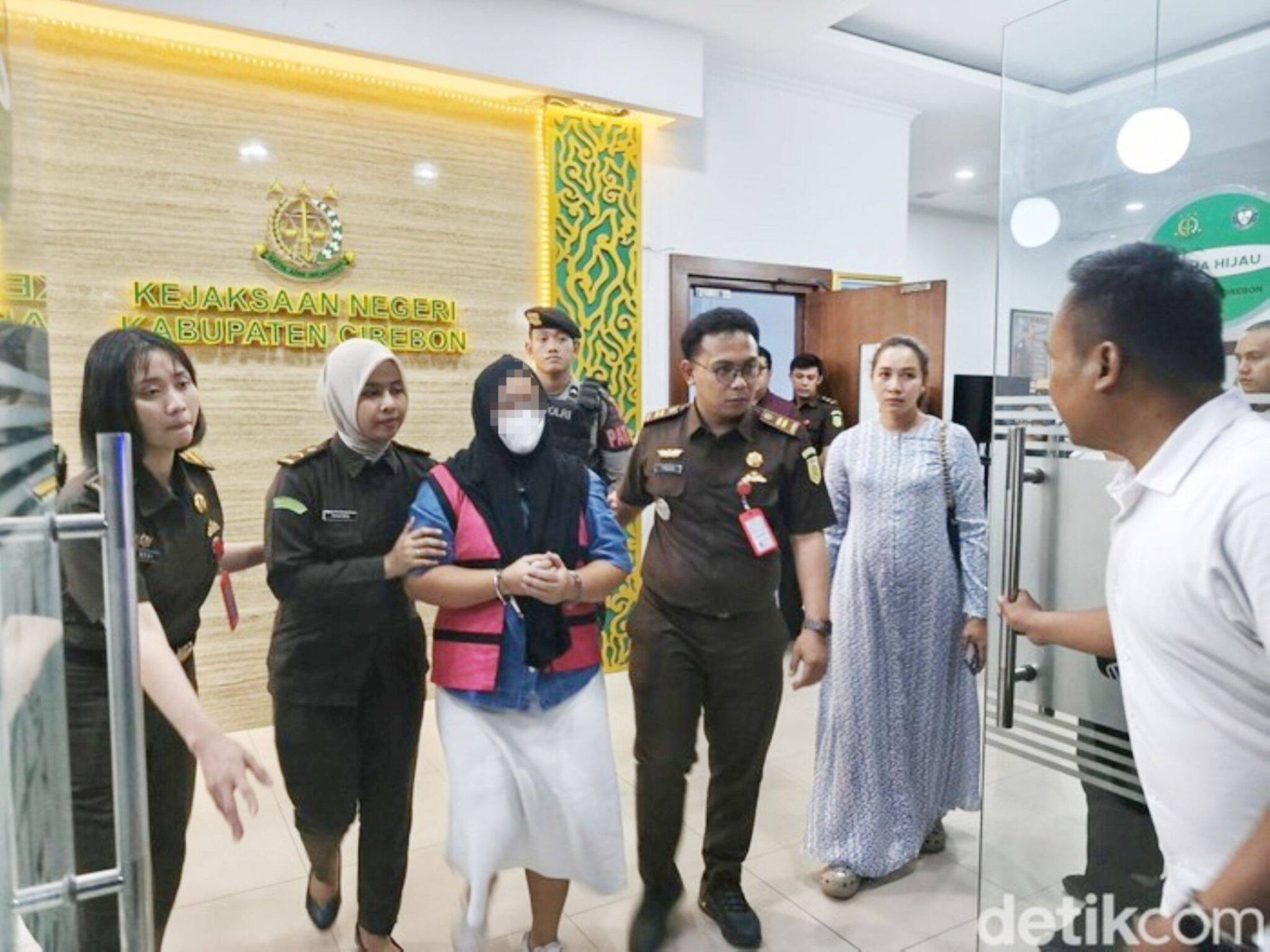 Pegawai bank dicekup gelapkan wang lebih RM6 juta