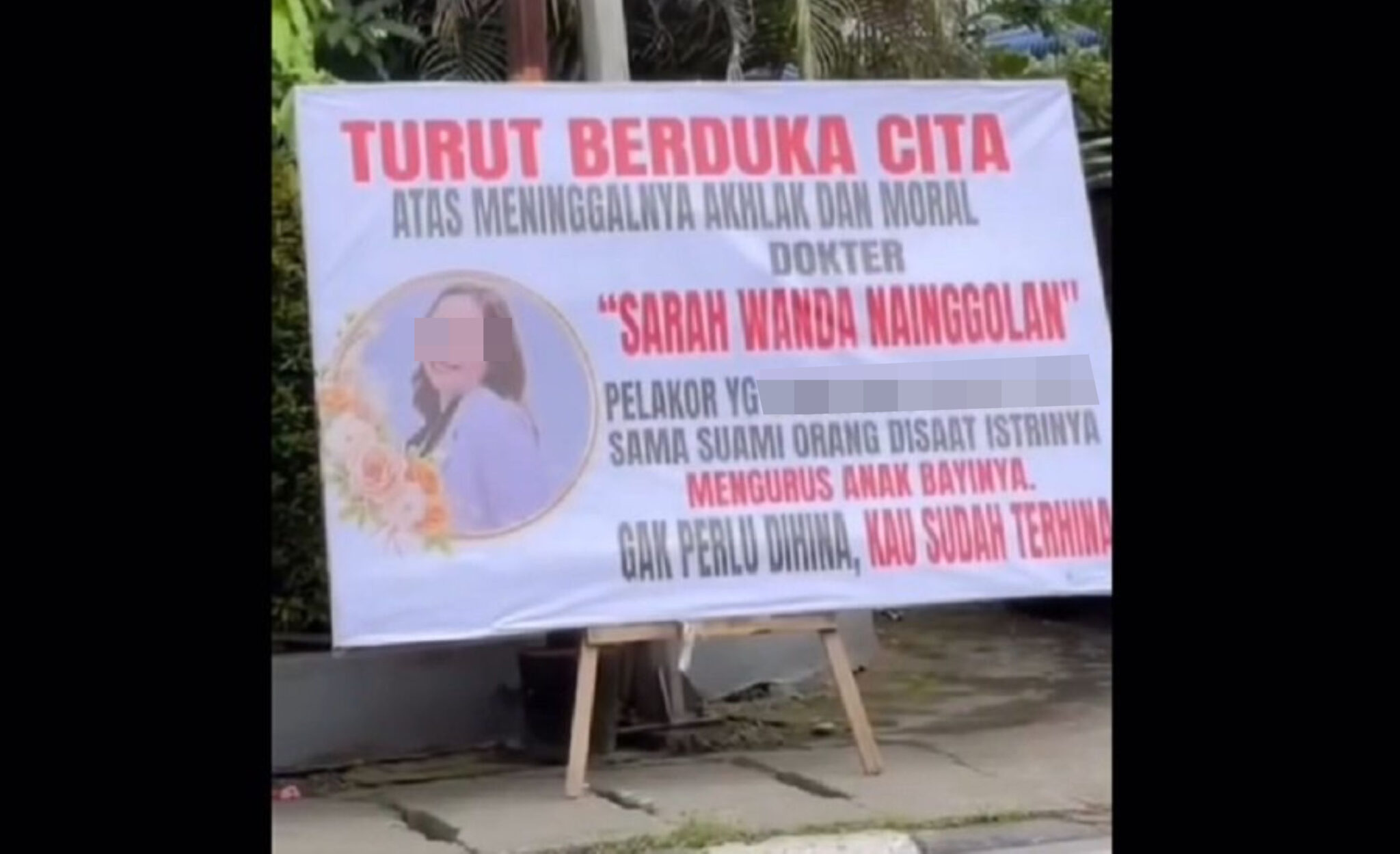 Isteri hantar sepanduk sindir kekasih gelap suami