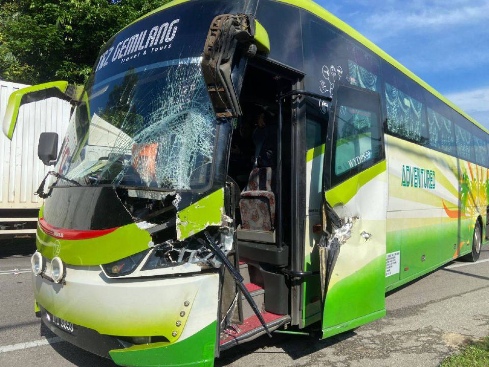 Bas persiaran bawa pelajar, guru berlanggar dengan lori