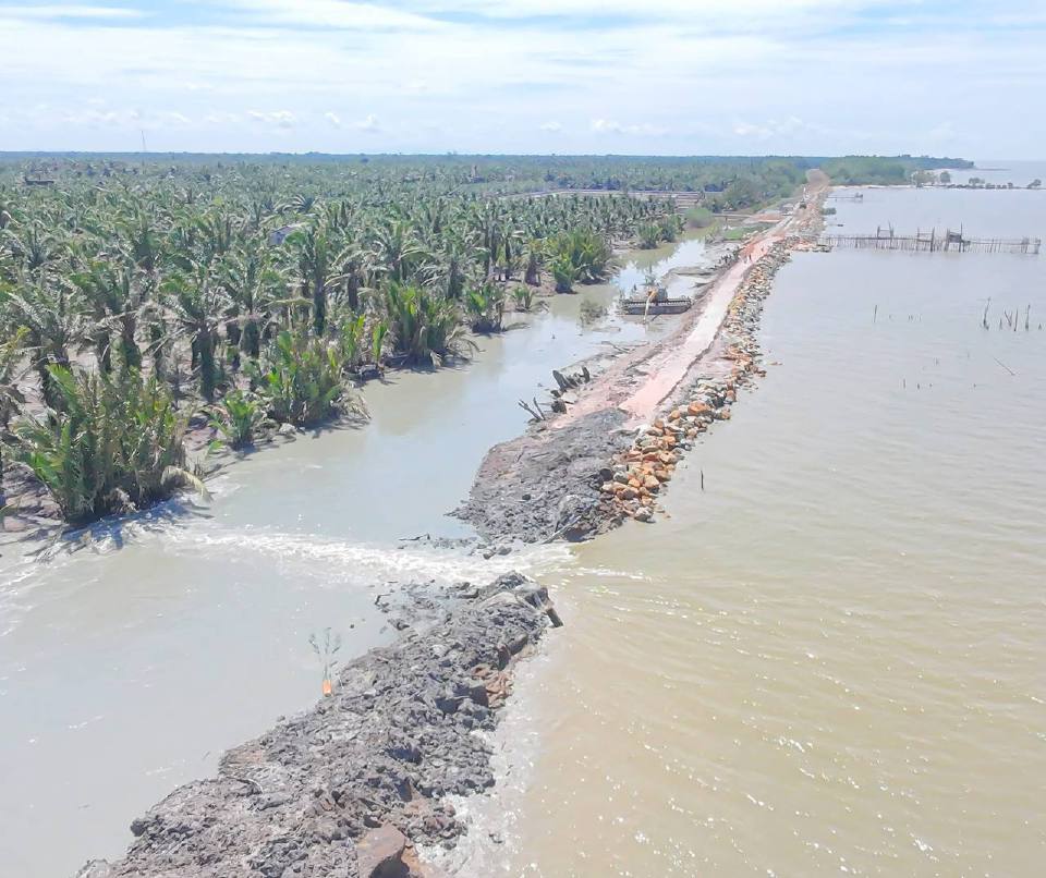 Benteng pecah: Lebih 15 rumah penduduk Sungai Berong Laut dilanda banjir