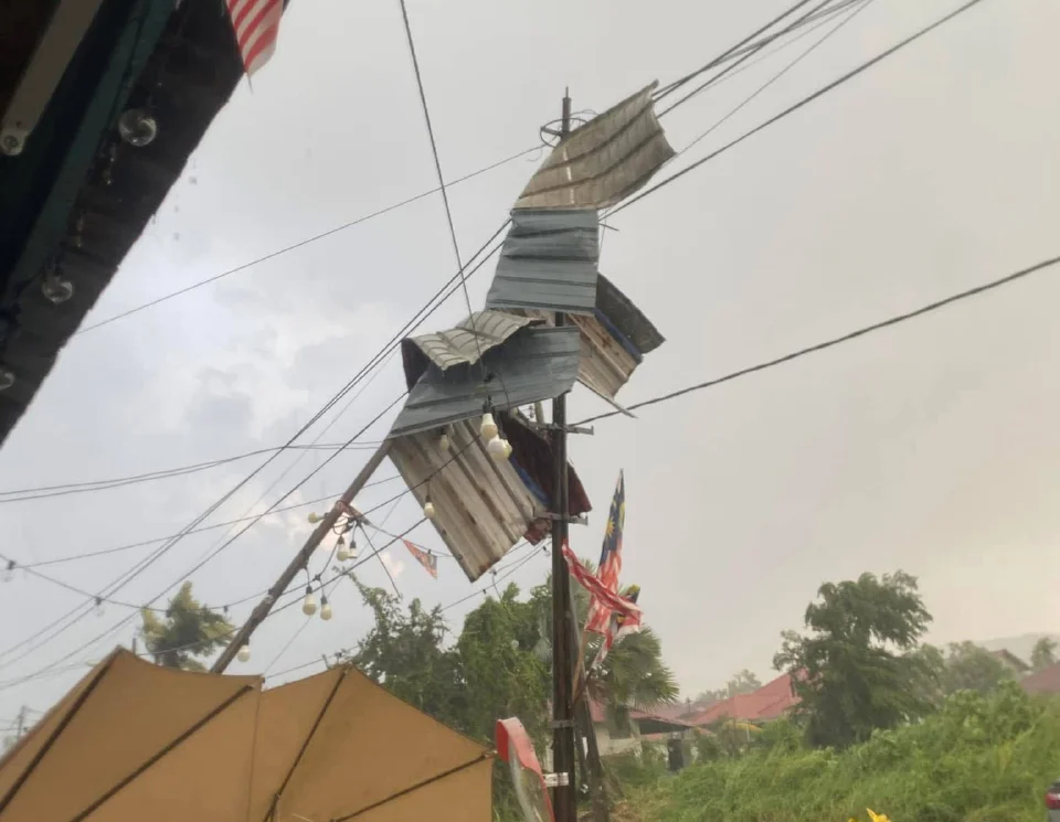 Bumbung rumah terjatuh akibat angin kencang, warga emas terperangkap
